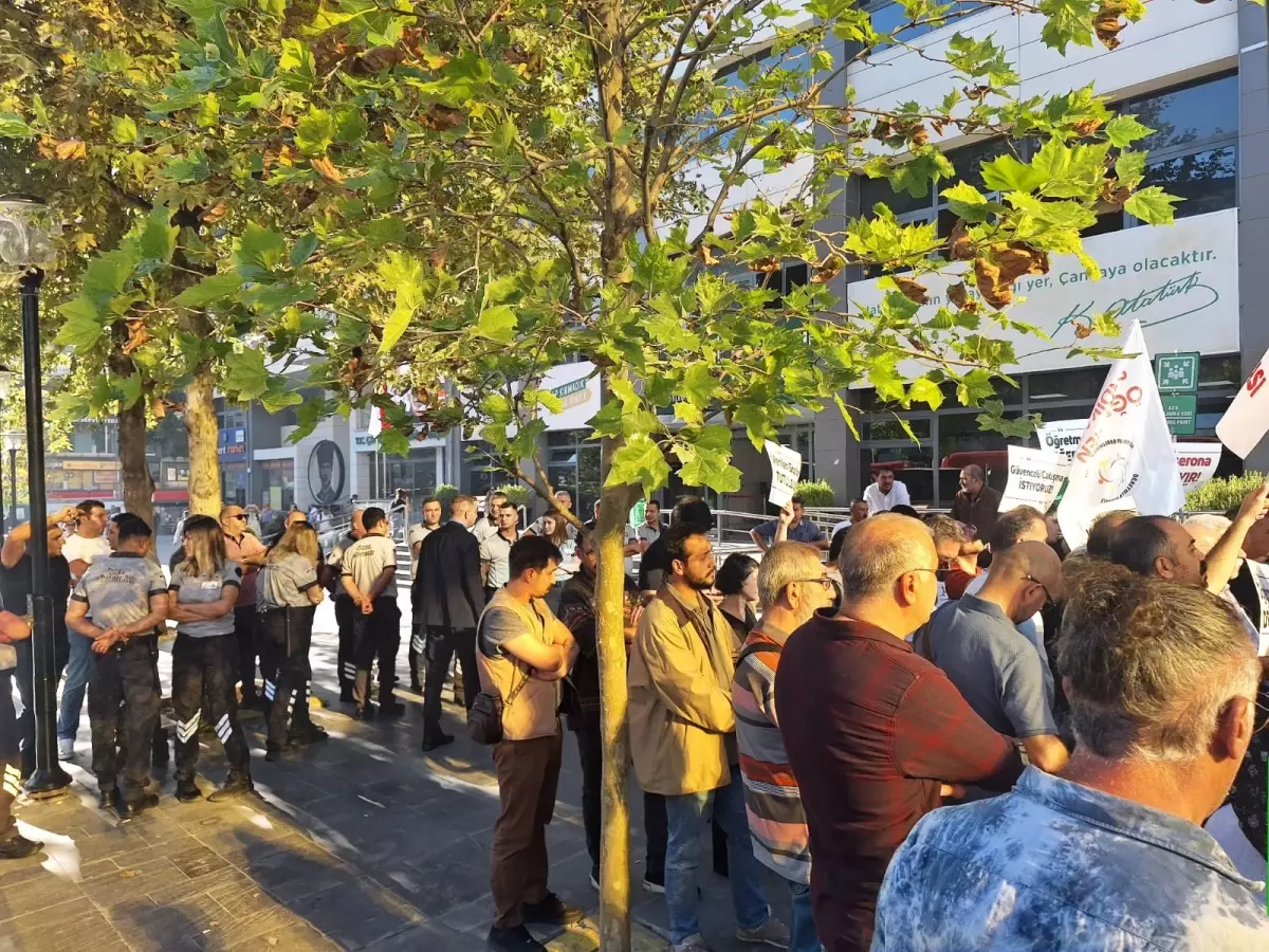 Öğretmenler Taşeron Sistemi Protesto Etti