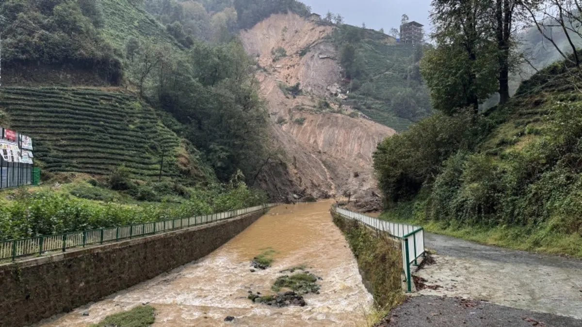 Rize’de heyelan: Mahalle yolları ulaşıma kapandı