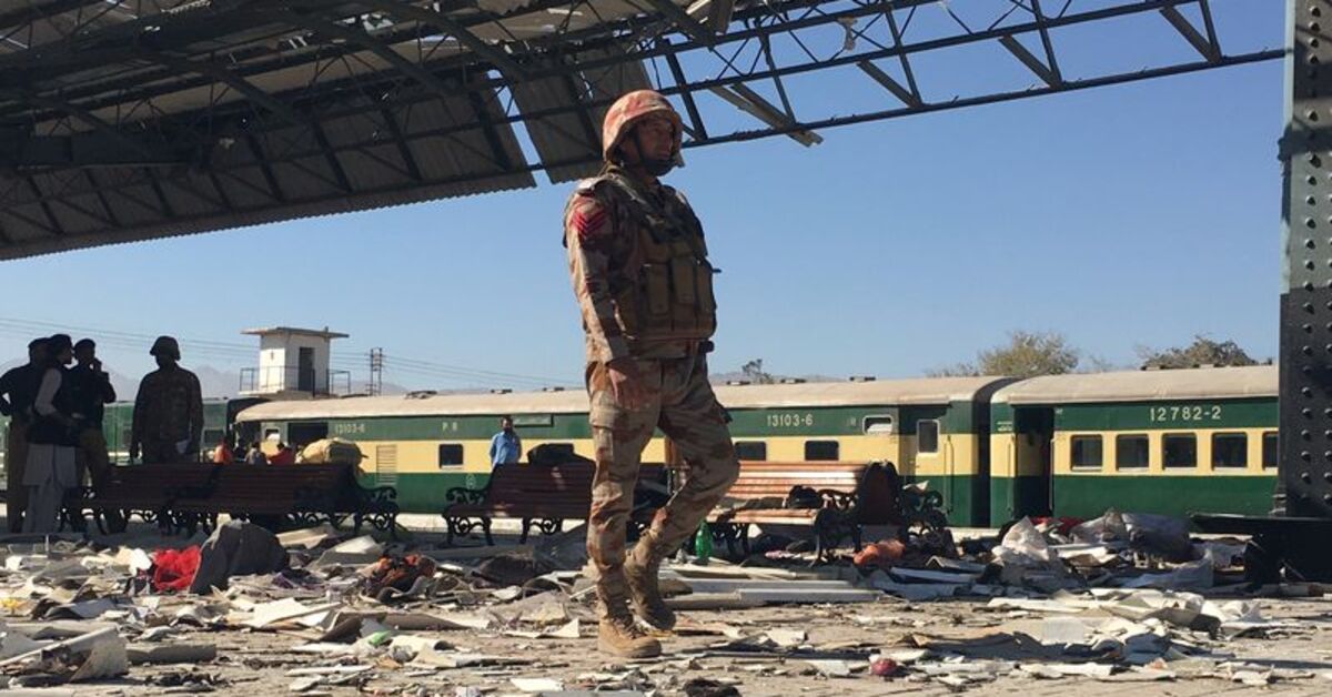 Pakistan’da tren istasyonunda meydana gelen patlamada en az 26 kişi öldü