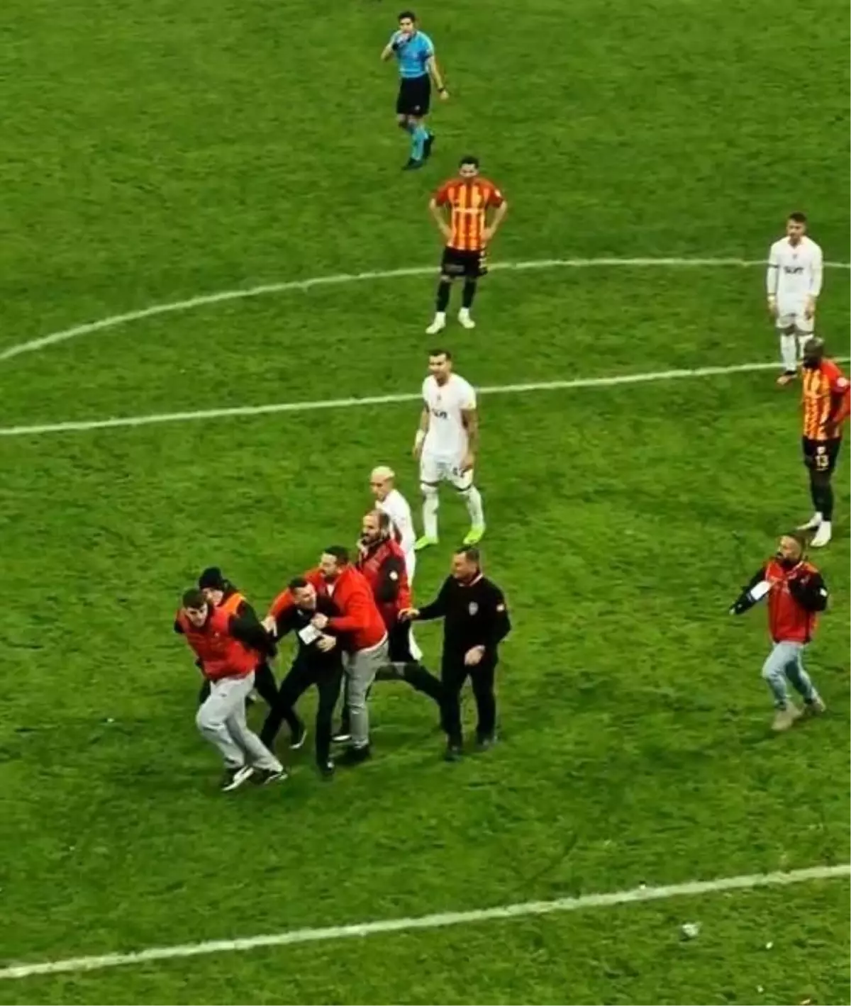 Galatasaray Maçında Taraftarla Fotoğraf Çeken Kişiyi Darp Eden Tribün Lideri Serbest Bırakıldı